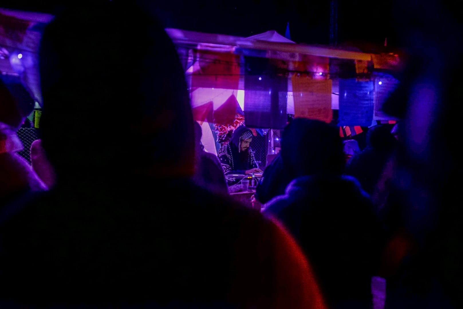 Público y ambientación lumínica en una experiencia inmersiva